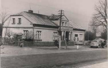Czarno białe zdjęcie budynku urzędu gminy w Cekowie z roku 1963